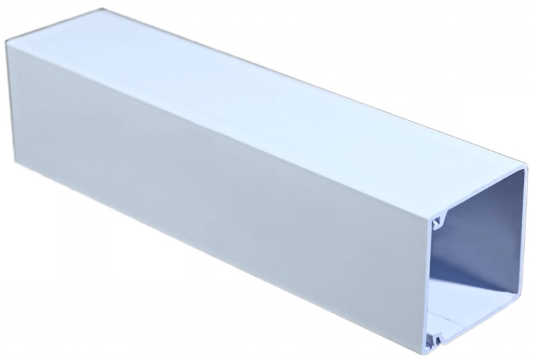 Zakrývací profil Bílý s uzávěrem 40 x 40 mm.,  k nosníkům PVC plotovek MODULAR