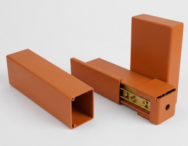 Zakrývací profil Třešeň, s uzávěrem 40 x 40 mm., k nosníkům PVC plotovek MODULAR