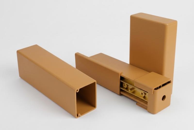Zakrývací profil Zlatý dub, s uzávěrem 40 x 40 mm., k nosníkům PVC plotovek MODULAR
